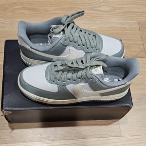 NIB NIKE AIR FORCE 1 '07 LX MICA GREEN/ COCONUT MILK MENS 7.5/WMNS 9
